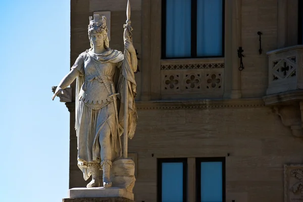 Freiheitsstatue vor dem Palazzo Pablico. San Marino. — Stockfoto