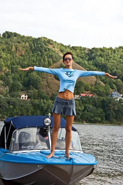 Szczęśliwa młoda kobieta stoi w łodzi — Zdjęcie stockowe