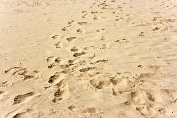 Menschliche Fußspuren auf gelbem Sand — Stockfoto