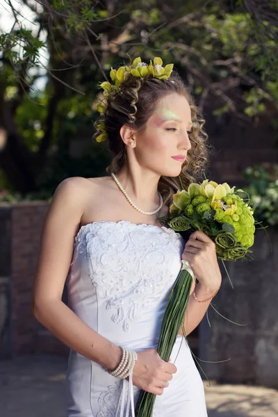 Beautiful bride with a wedding bouquet — Stock Photo, Image