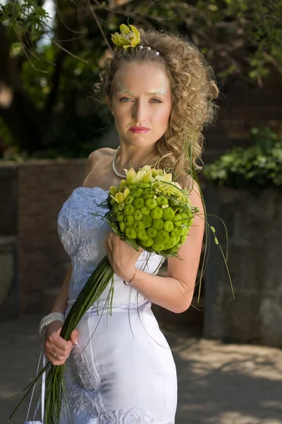 Belle mariée avec un bouquet de mariage — Photo