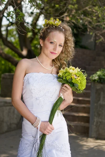 Beautiful bride with a wedding bouquet — Stock Photo, Image