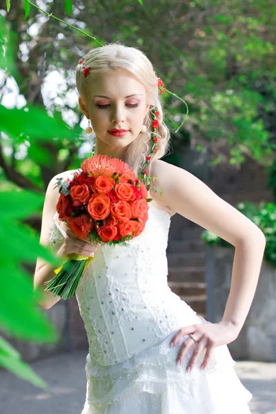 Hermosa novia con un ramo de bodas — Foto de Stock
