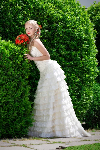 Bella sposa con un bouquet da sposa — Foto Stock