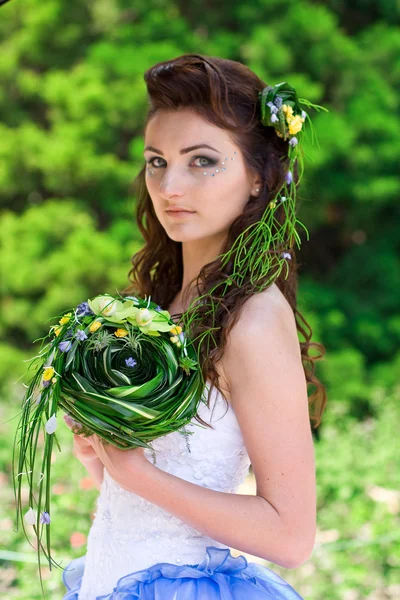 漂亮的新娘，有结婚花束 — 图库照片