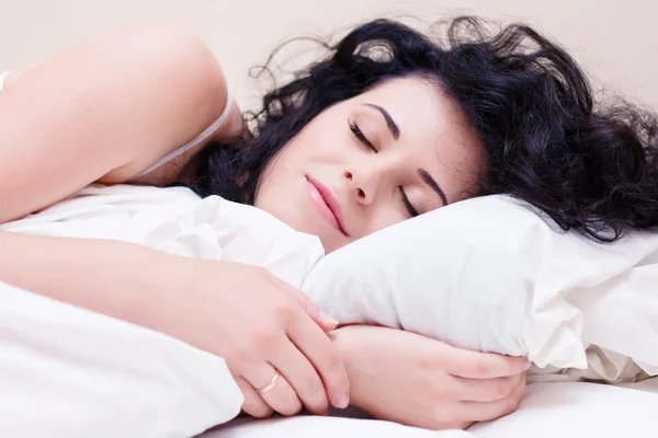 Mooie vrouw liggen en slapen op het besneeuwde bed — Stok fotoğraf