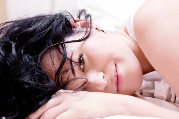 Όμορφη γυναίκα που βρίσκεται και ύπνου στο χιονισμένο κρεβάτι — 图库照片