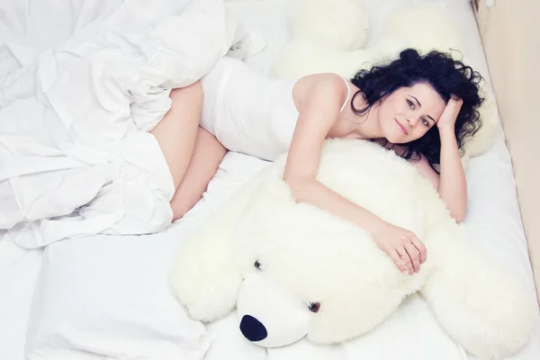 Jong meisje met teddy bear — Stockfoto