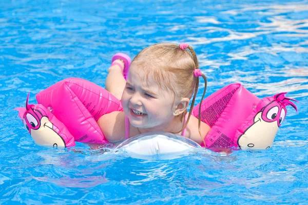 Šťastné malé děvče v bazéně — Stock fotografie