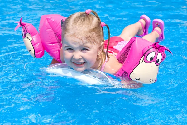 Bir havuzda mutlu küçük kız — Stok fotoğraf