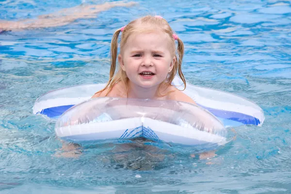 Menina pequena feliz em uma piscina — Fotografia de Stock