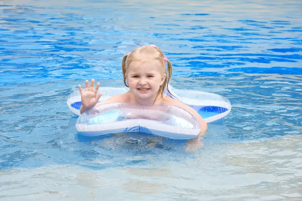 Gelukkig klein meisje in een pool — Stockfoto