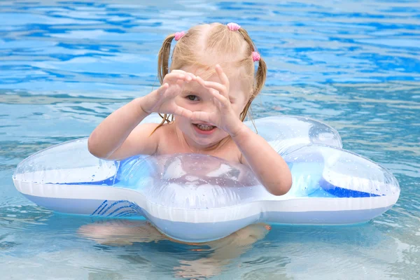 Šťastné malé děvče v bazéně — Stock fotografie