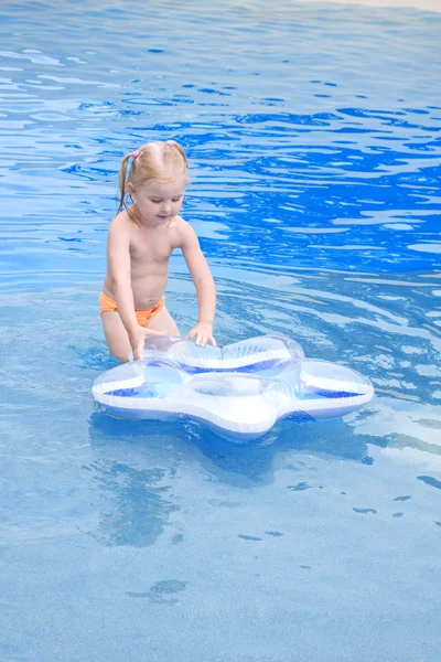 Menina pequena feliz em uma piscina — Fotografia de Stock