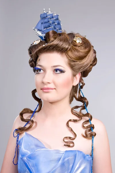 Frau mit modischer Frisur und hellem, stylischem Make-up — Stockfoto