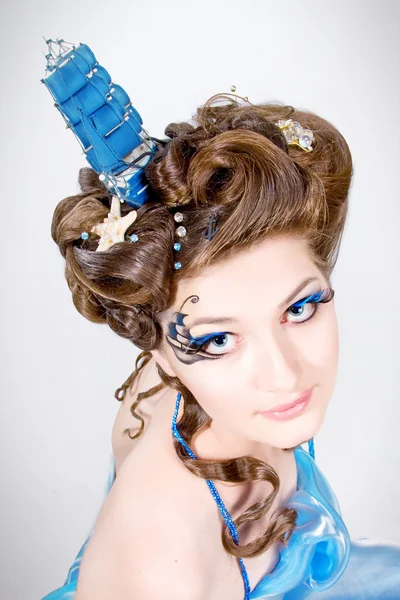 Kvinna med mode frisyr och ljusa eleganta make-up — Stockfoto