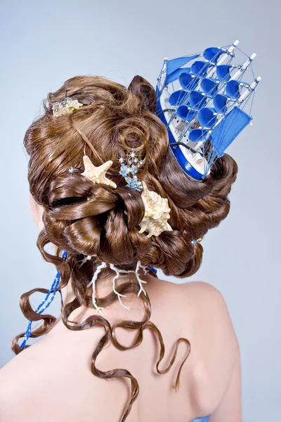 Frau mit modischer Frisur und hellem, stylischem Make-up — Stockfoto