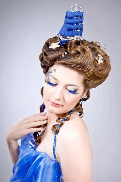 Mujer con peinado de moda y maquillaje con estilo brillante — Foto de Stock