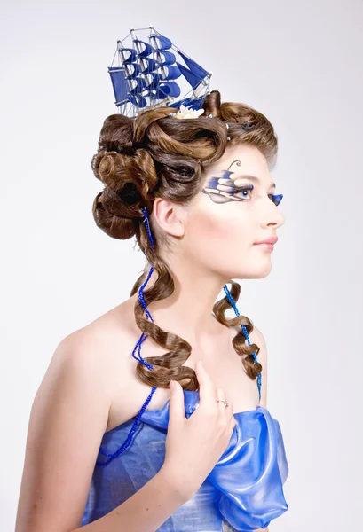 Kvinna med mode frisyr och ljusa eleganta make-up — Stockfoto