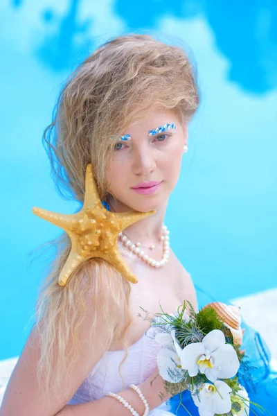 아름 다운 신부 메이크업과 세련 된 hairdress의 초상화 — 스톡 사진