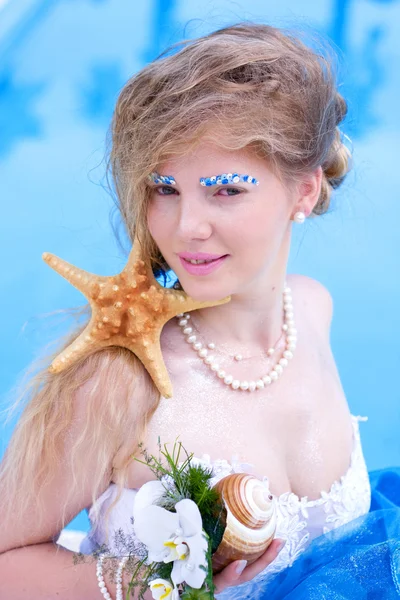 Ritratto di bella sposa con trucco ed elegante hairdress — Foto Stock