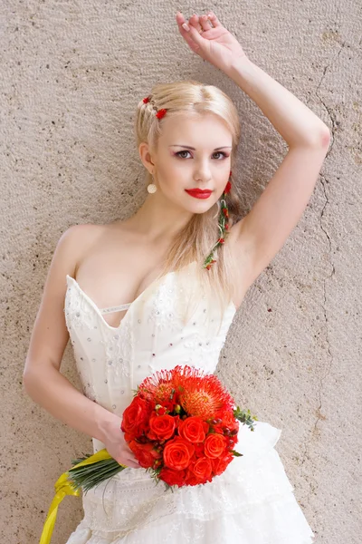 Krásná nevěsta pózuje — Stock fotografie