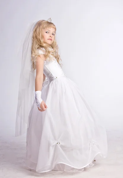 Malá holčička v šatech nevěsty — Stock fotografie