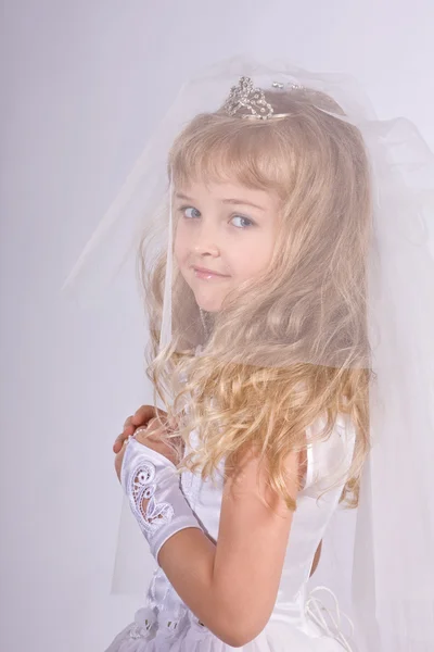 Κοριτσάκι σε ένα φόρεμα της νύφης — Φωτογραφία Αρχείου