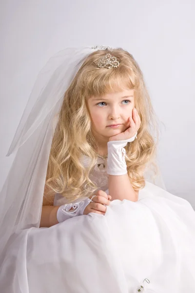 Petite fille dans une robe de la mariée — Photo