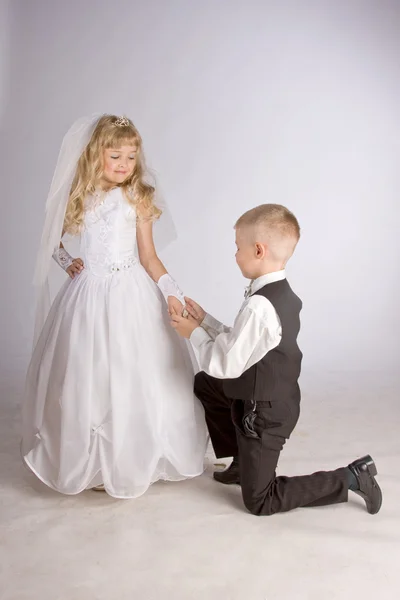 Мальчик и девочка обмениваются кольцами — стоковое фото