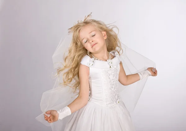 Klein meisje in een jurk van de bruid — Stockfoto