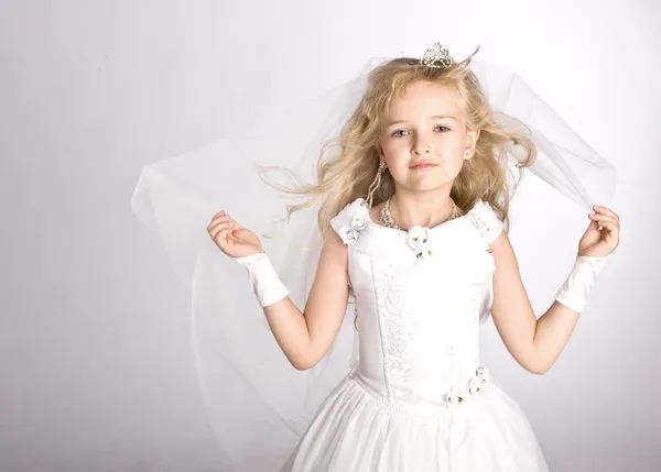 Κοριτσάκι σε ένα φόρεμα της νύφης — Φωτογραφία Αρχείου