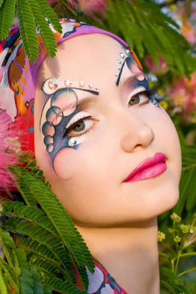 Krásná žena s světlý make-up mimo — Stock fotografie