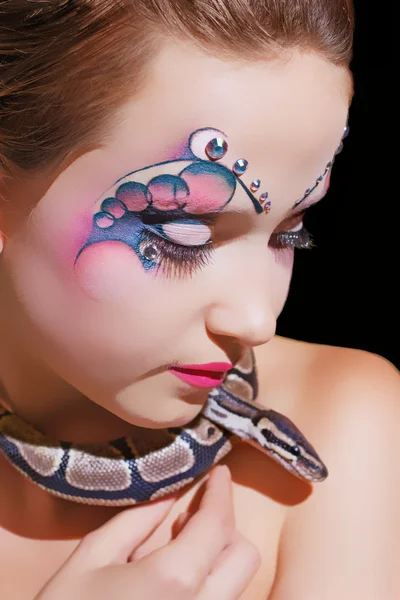 Piękna kobieta z węża — Zdjęcie stockowe