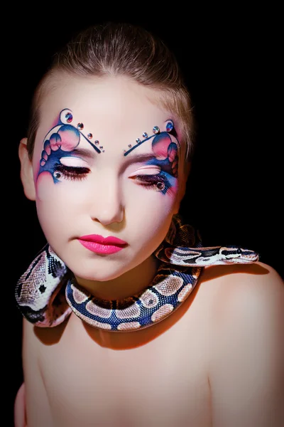 Belle femme avec serpent — Photo