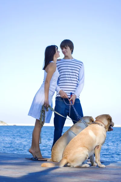 Giovane coppia che cammina con i cani — Foto Stock