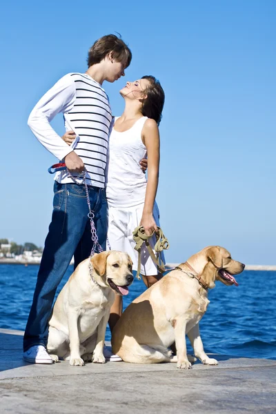 Casal jovem Caminhando com cães — Fotografia de Stock