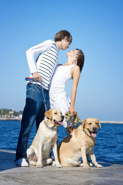 Casal jovem Caminhando com cães — Fotografia de Stock