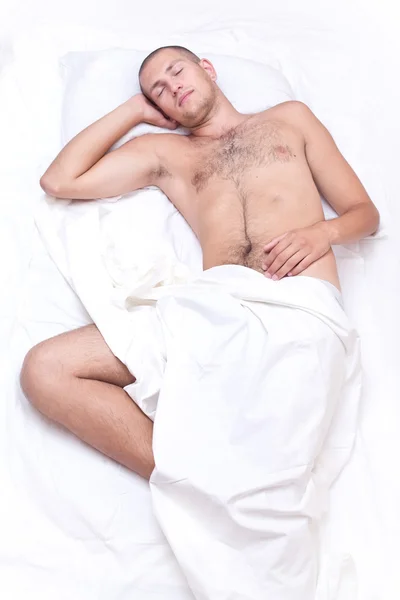 Hombre acostado en la cama y durmiendo — Foto de Stock