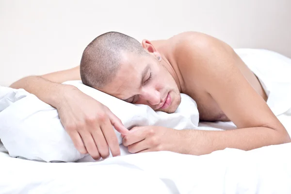 Hombre acostado en la cama y durmiendo — Foto de Stock