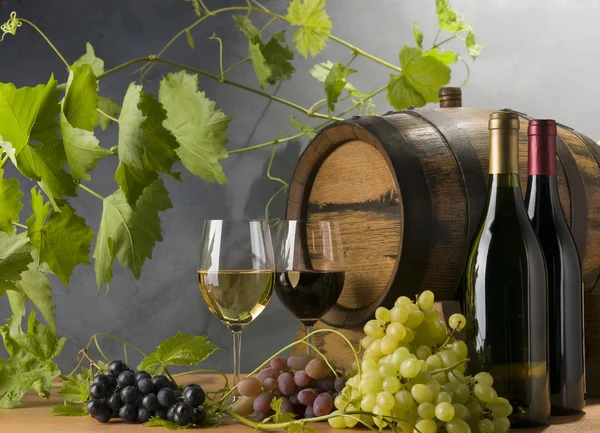 Sklenice na víno a barel — Stock fotografie