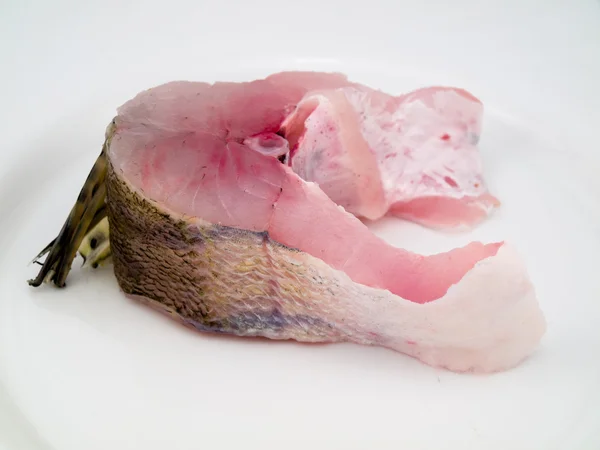 Fatia de peixe em uma chapa — Fotografia de Stock