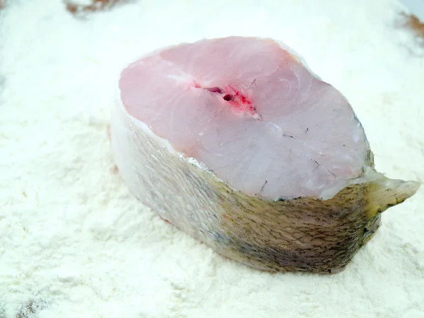 Preparazione di pesce rozzo a una frittura — Foto Stock