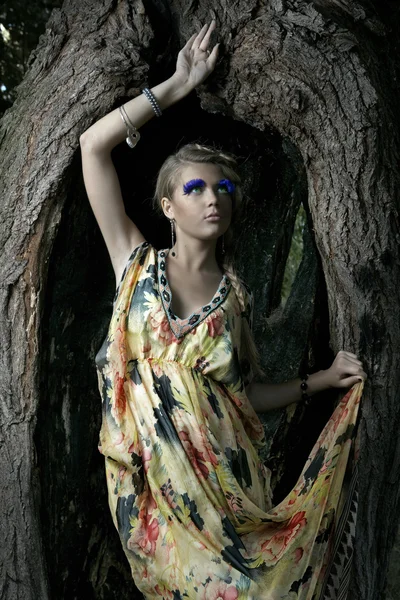 木の近くの若い女性 — ストック写真