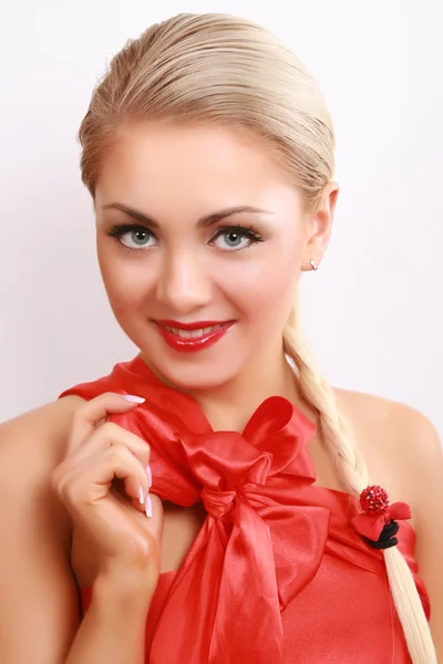 Mladá žena s červenou stuhu — Stock fotografie