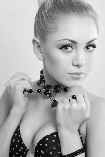 Beautfiul kadın sutyen giyiyor closeup portresi — Stok fotoğraf