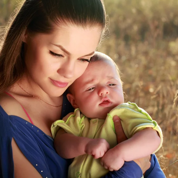 母亲和婴儿的男孩 — 图库照片