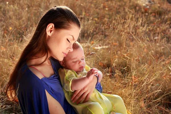 Moeder en baby op gras — Stockfoto