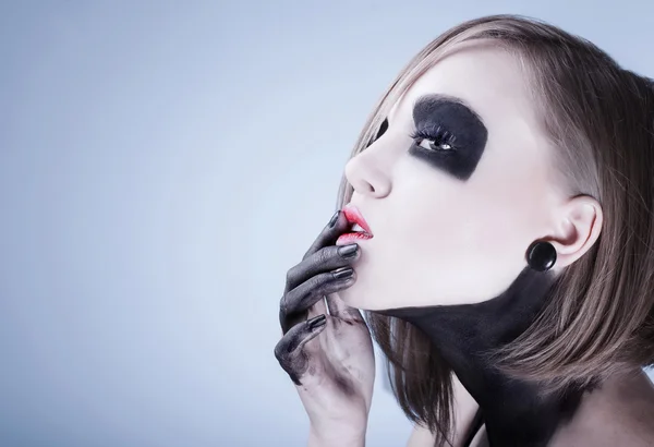 Feminino com maquiagem escura — Fotografia de Stock