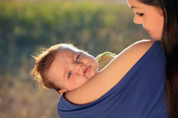 Moeder houdt baby vast — Stockfoto